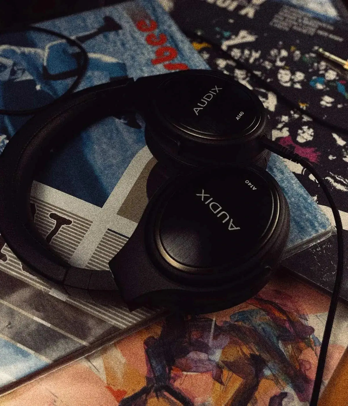 Audífonos de estudio Audix A140 sobre portadas de discos