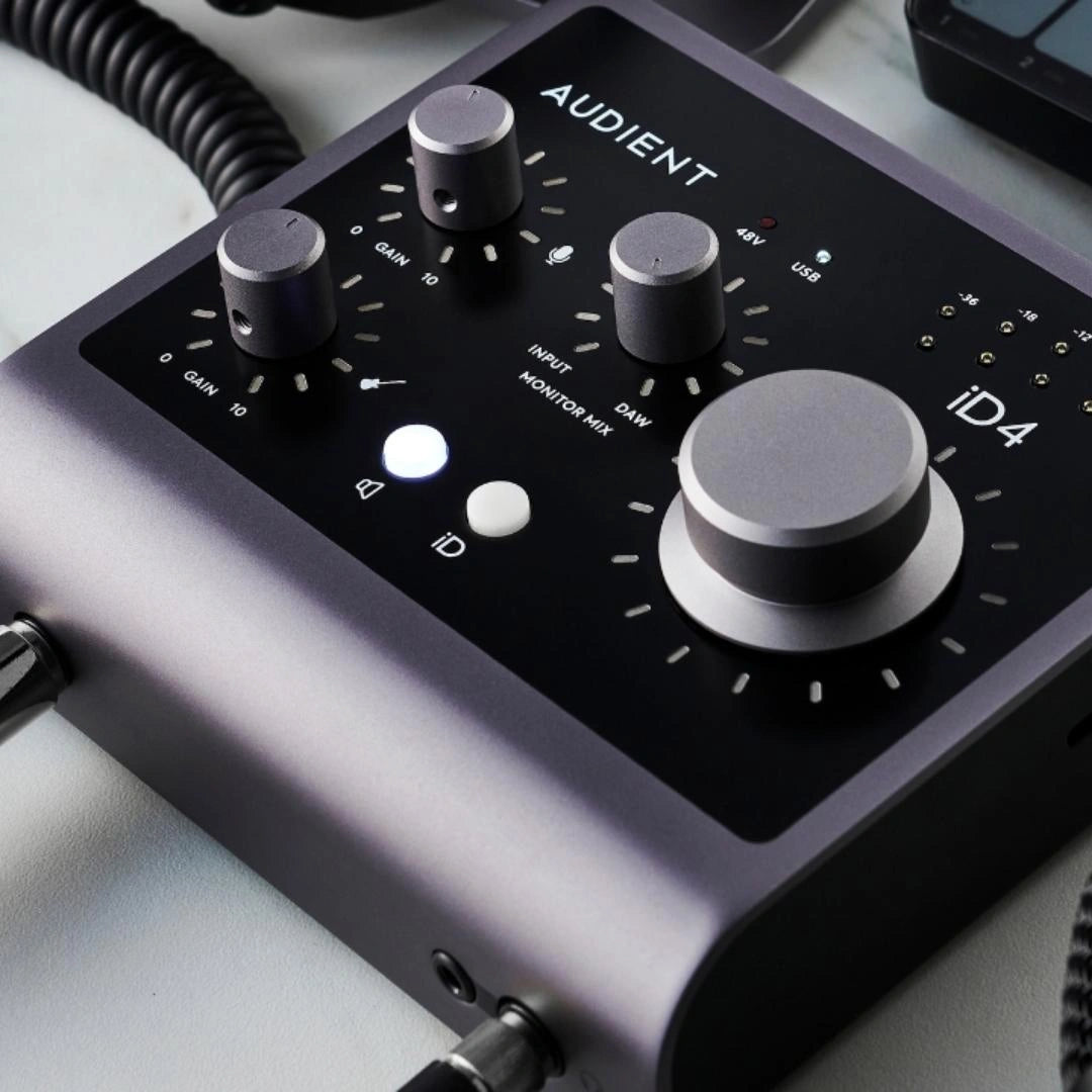 Interfaz de audio profesional Audient con preamplificadores de alta calidad.