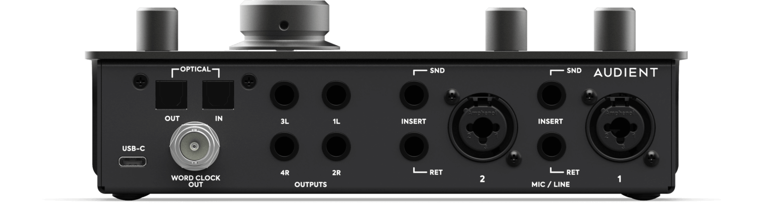 Interfaz Audient iD24 vista trasera, con salidas balanceadas y entradas ópticas.