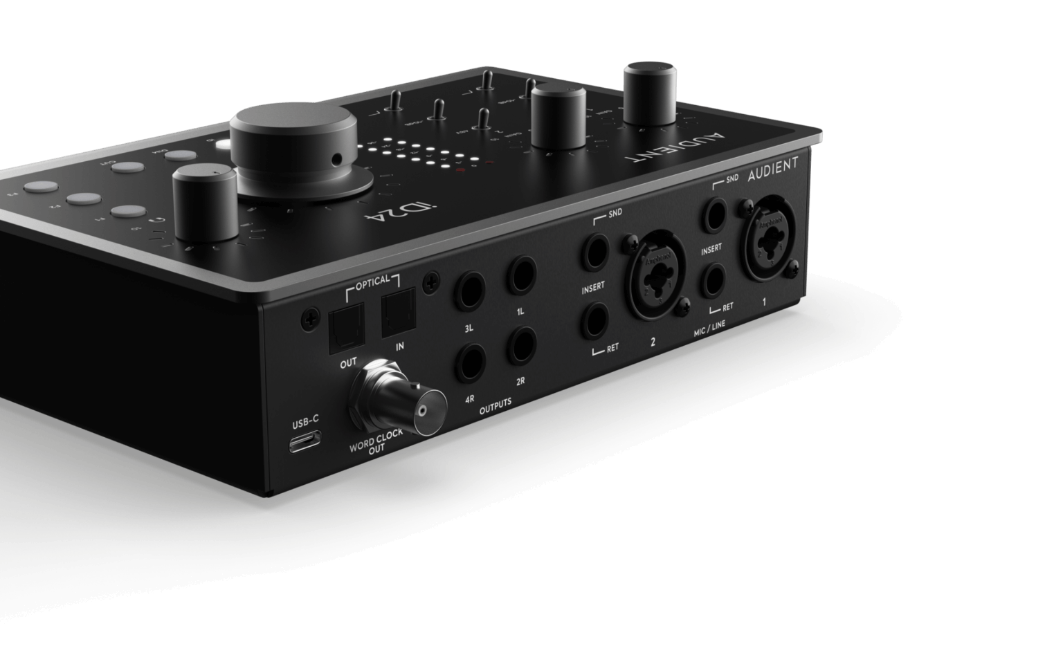 Interfaz Audient iD24 vista trasera, con salidas balanceadas y entradas ópticas.