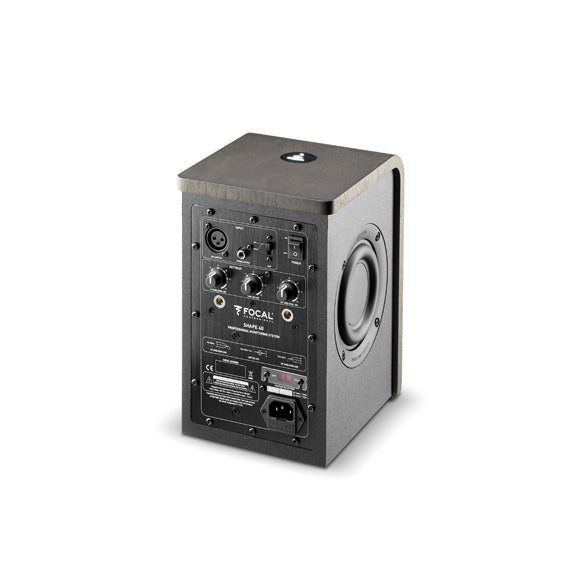 Vista trasera del Focal Shape 40 con controles ajustables y entradas balanceadas