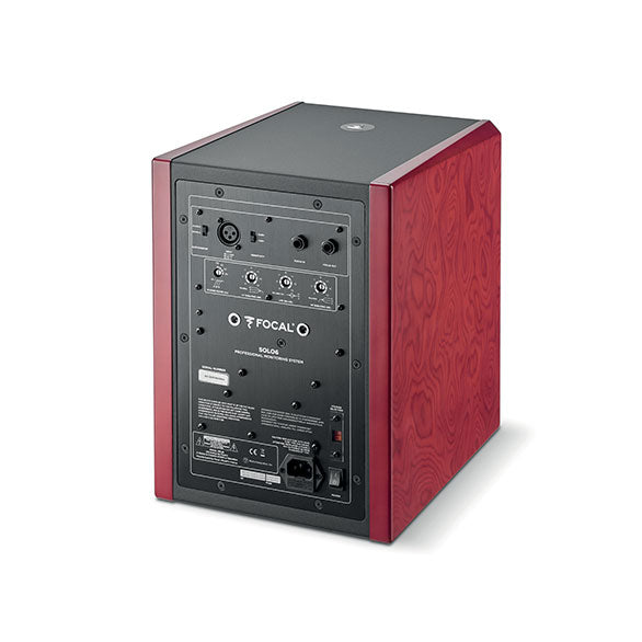 Vista trasera del Focal Solo 6 con entradas XLR y controles integrados