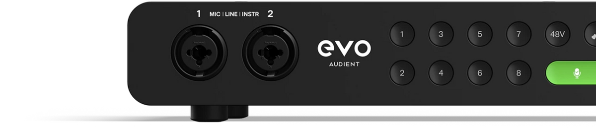 EVO 16 en setup de grabación con monitores y micrófonos.