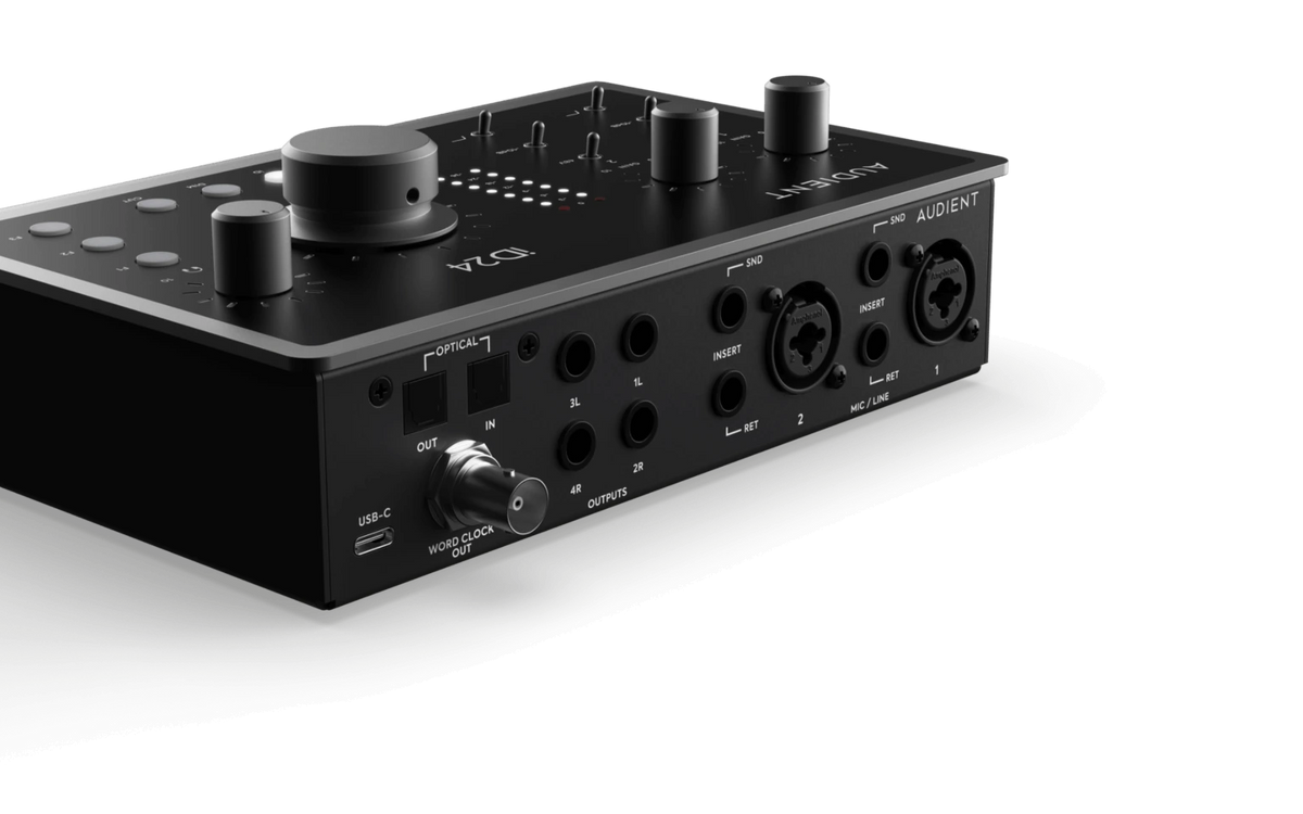 Interfaz Audient iD24 vista trasera, con salidas balanceadas y entradas ópticas.
