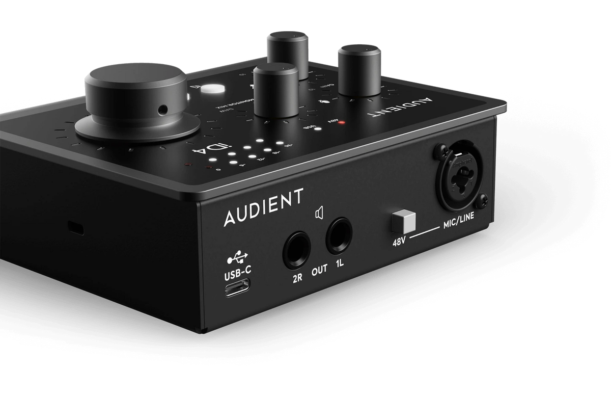 Parte trasera de la Audient iD4 con entrada XLR y salida de monitores.