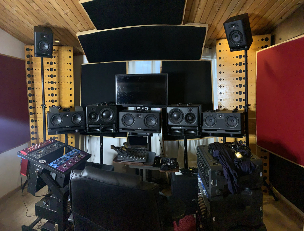 Showroom Dolby Atmos de Boutique Pro Audio en Bogotá con monitores Focal sobre bases IsoAcoustics