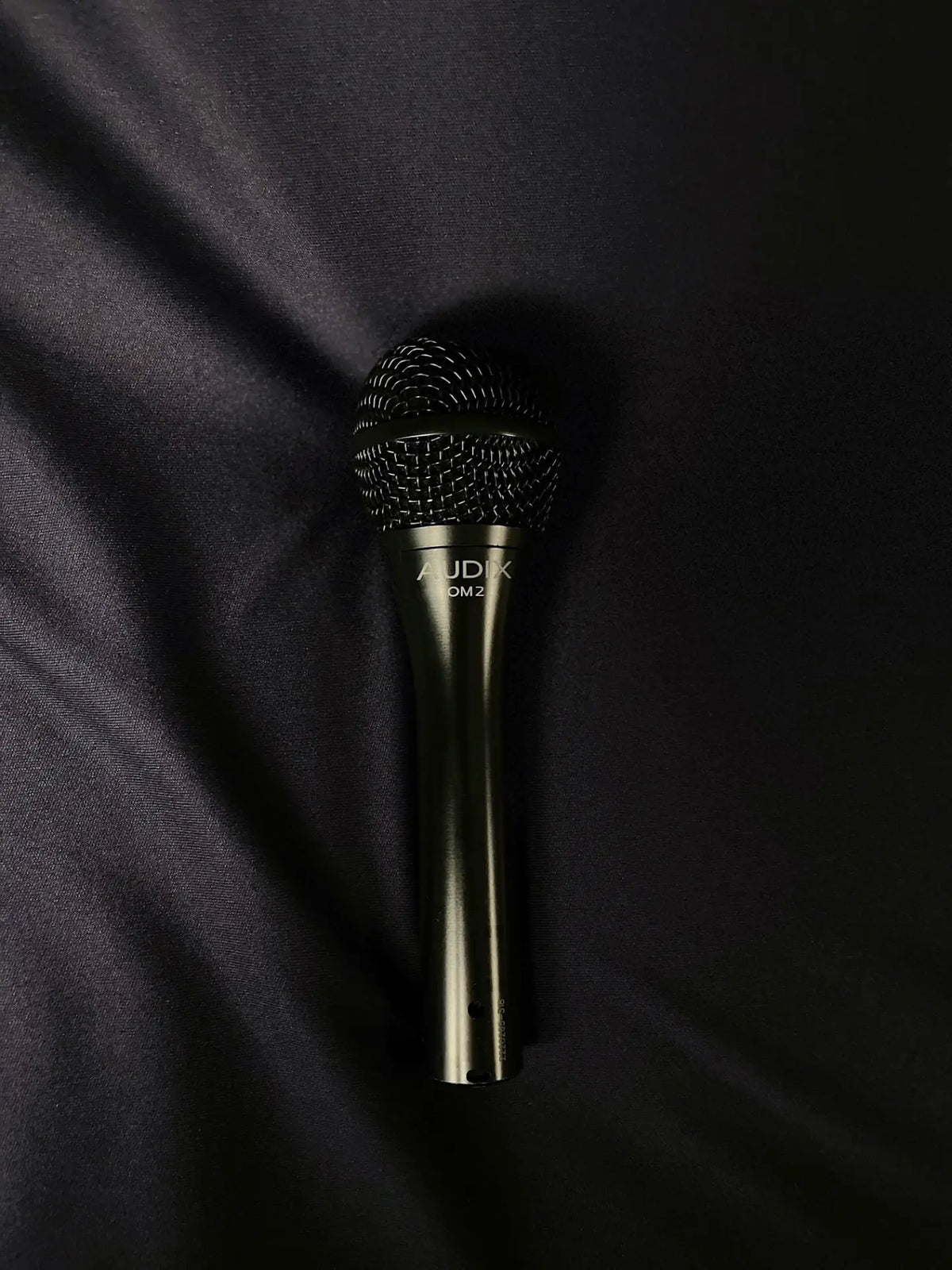 Micrófono dinámico vocal Audix OM2 sobre tela oscura