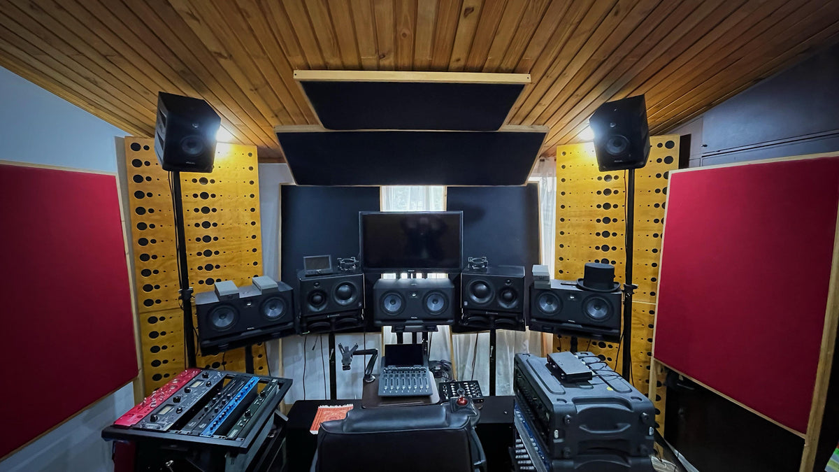 Showroom de Boutique Pro Audio en Bogotá: techo de madera, paneles acústicos y monitores Focal alrededor de la posición de mezcla