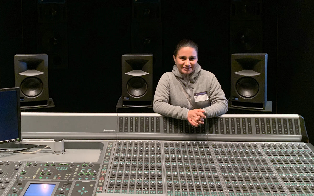 Angélica Sánchez, ingeniera de sonido de Boutique Pro Audio, en una sala de mezcla con consola de gran formato