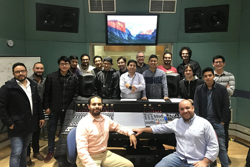 Grupo del curso de EASE 2018 en la sala de control de un estudio