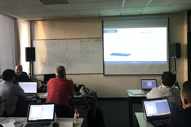 Clase del curso de EASE 2018 con la presentación de AFMG proyectada