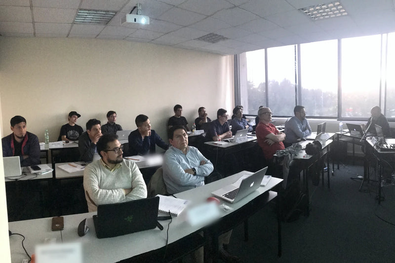 Estudiantes del curso de EASE 2018 atentos a la clase