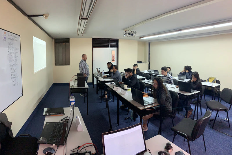Salón del curso de EASE 2019 con los estudiantes trabajando en sus computadores