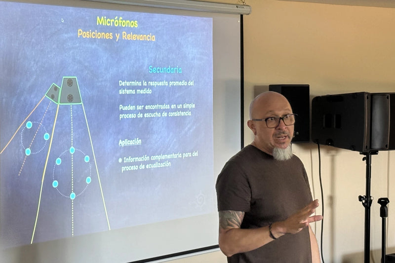 Instructor del curso de Smaart 2026 explicando posiciones de micrófono de medición