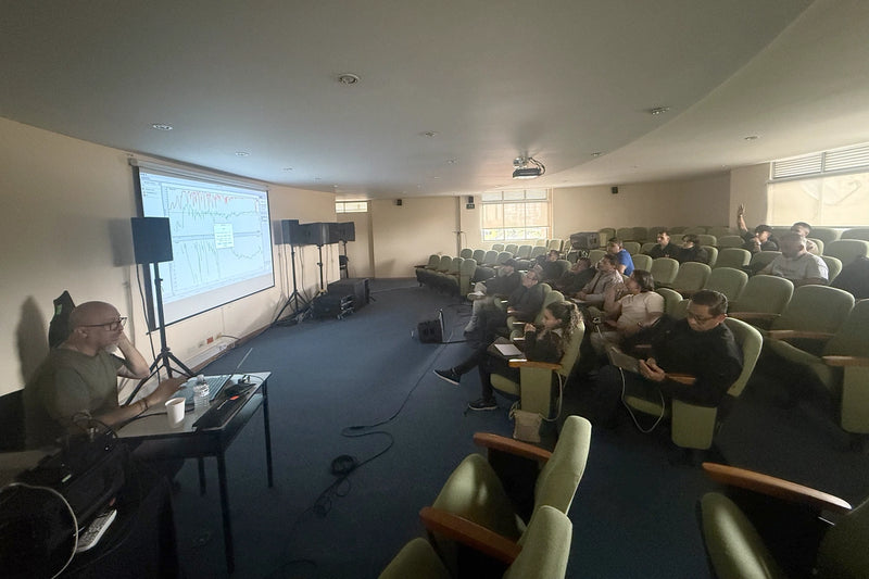 Auditorio del curso de Smaart 2026 con la medición proyectada y los asistentes