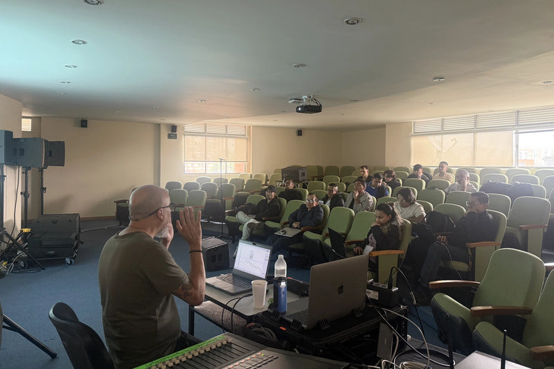 Instructor del curso de Smaart 2026 de espaldas frente al auditorio con los asistentes