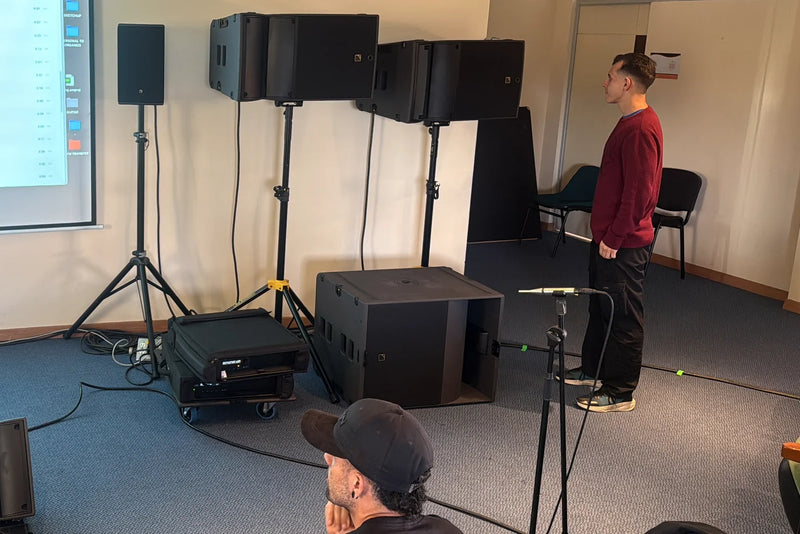 Práctica de medición con line array y subwoofers en el curso de Smaart 2026