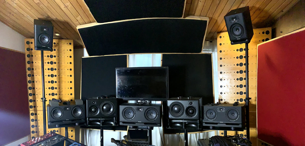 Showroom Dolby Atmos de Boutique Pro Audio en Bogotá, con monitores Focal y tratamiento acústico
