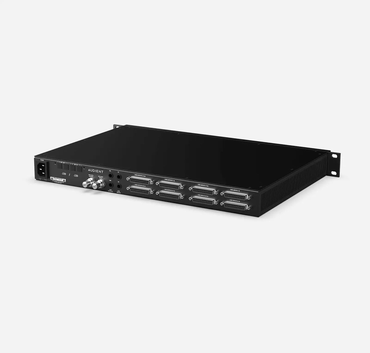 Audient Horizon 32, vista trasera en ángulo con 8 conectores DB25, ADAT y Word Clock BNC